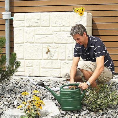 Deposito de agua que imita un pequeño muro de piedra